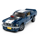 LEGO Set 10265 Ford Mustang in der Vorderansicht von rechts in der Tuning-Variante