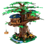 LEGO Set 21318 Baumhaus in der Vorderansicht von links mit Minifiguren