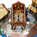 Nahaufnahme des Häuptlingssaal im LEGO Set 21343 Wikingerdorf
