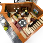 Nahaufnahme des Erdgeschoss im LEGO Set 10297 Boutique Hotel