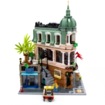 LEGO Set 10297 Boutique Hotel in der Vorderansicht von links mit Minifiguren