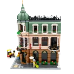 LEGO Set 10297 Boutique Hotel in der Vorderansicht von rechts mit Minifiguren