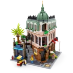 LEGO Set 10297 Boutique Hotel in der Vorderansicht mit Minifiguren