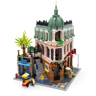LEGO Set 10297 Boutique Hotel in der Vorderansicht mit Minifiguren