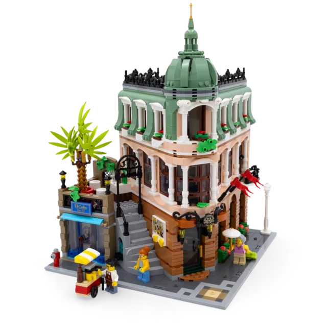 LEGO Set 10297 Boutique Hotel in der Vorderansicht mit Minifiguren